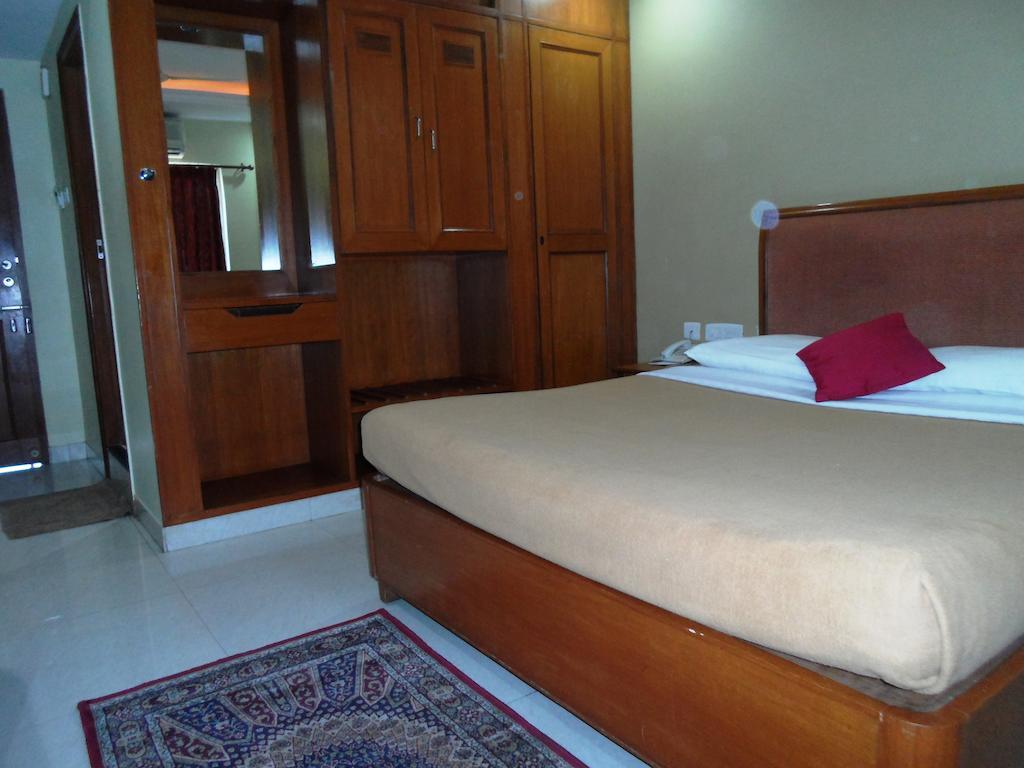 The Chakrie Residency Hotel Тирупати Стая снимка