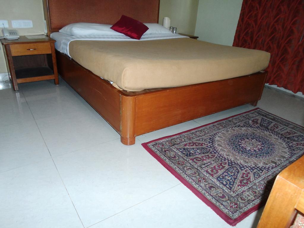 The Chakrie Residency Hotel Тирупати Стая снимка